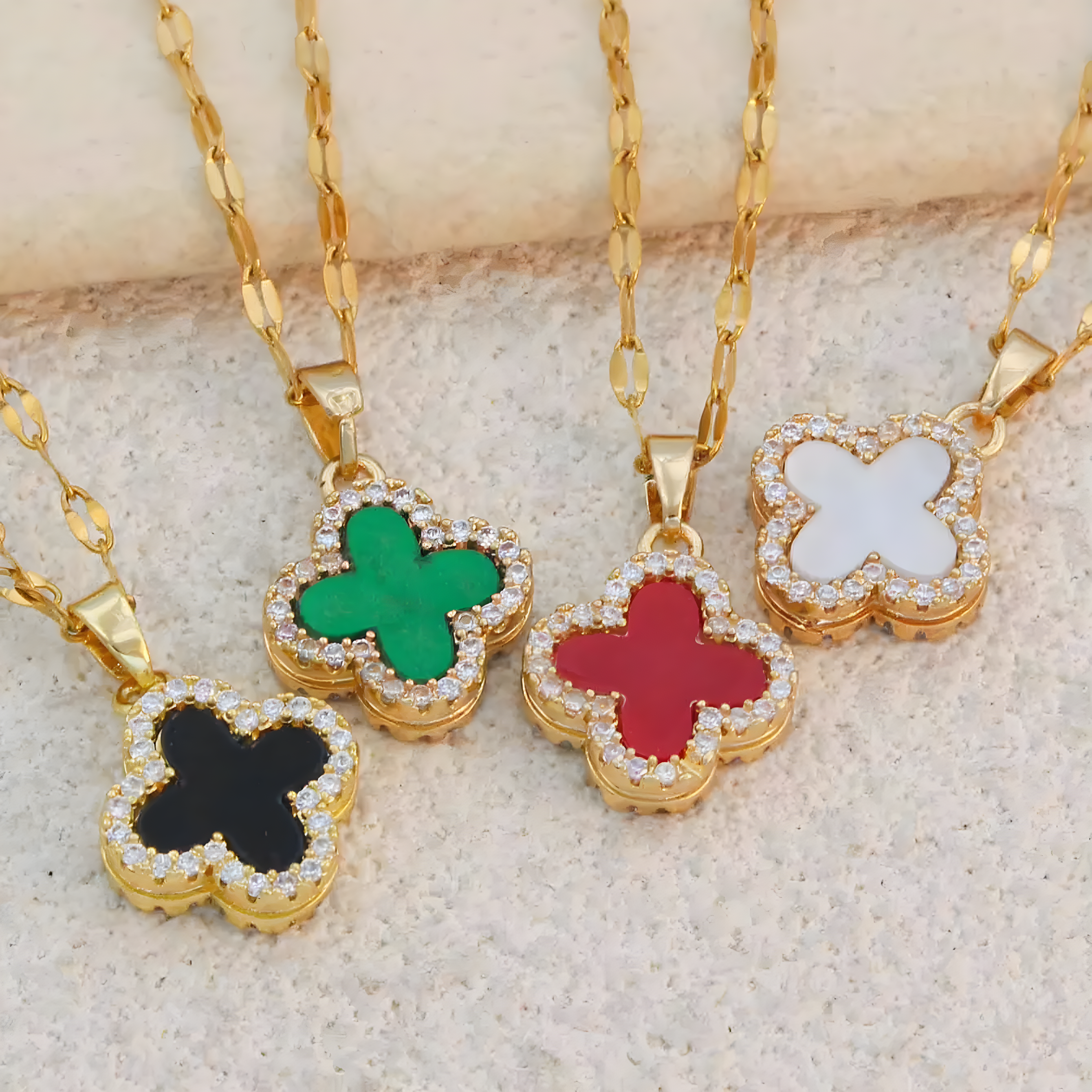 Lucent Charm Kette | Vergoldete Edelstahl Halskette mit Kleeblatt Anhänger